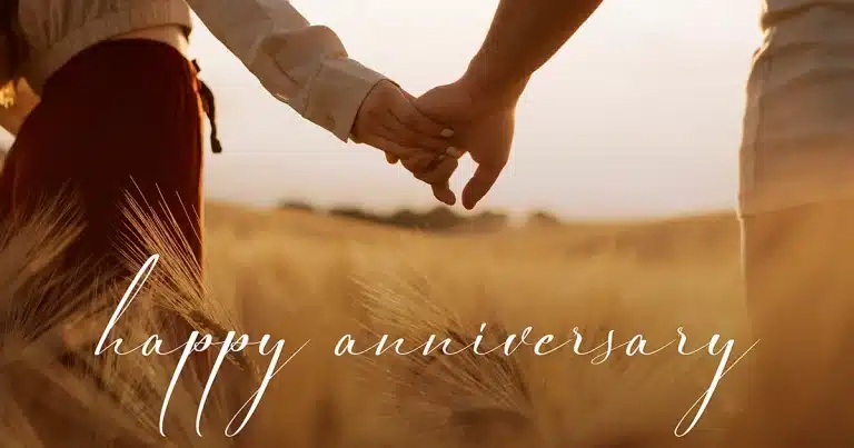 pareja agarrada de la mano celebrando su amor en aniversario de bodas