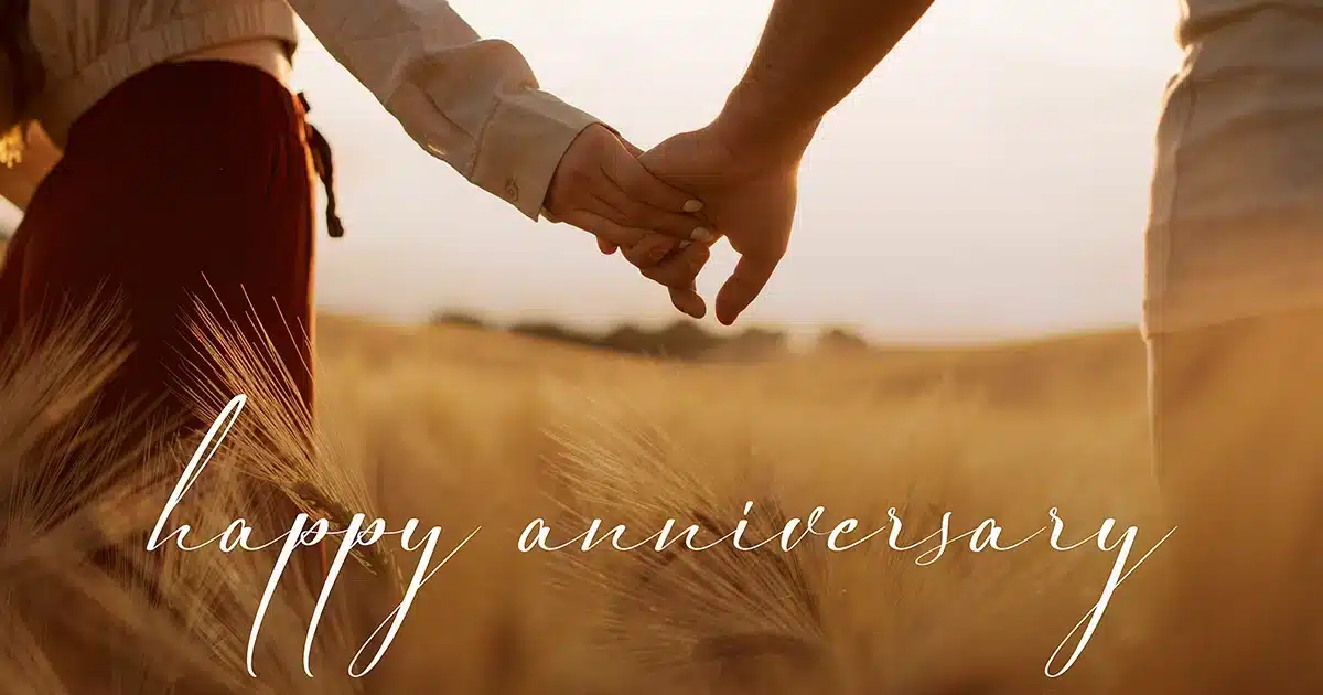 pareja agarrada de la mano celebrando su amor en aniversario de bodas